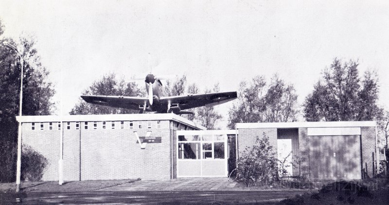 Oorlogsmuseum met op dak spitfire.jpg